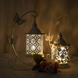Lanterne suspendue en métal blanc avec support papillon, motif floral ajouré, design élégant, lumière douce, décoration d'intérieur - Product Image 5
