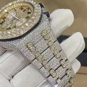 Montre de luxe personnalisée unisexe en acier inoxydable à quartz, motif dessin animé, entièrement pavée de diamants, verre or jaune, haute qualité, date limitée - Product Image 3