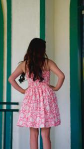 Robe mi-longue à imprimé floral pour femme avec col carré à bretelles au-dessus du genou/mi-cuisse rose et blanc Design à plusieurs niveaux - Product Image 5