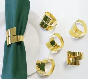 Elegante servilletero de metal dorado que agrega un toque lujoso a su mesa de comedor, perfecto para bodas, fiestas y ocasiones festivas - Product Image 4