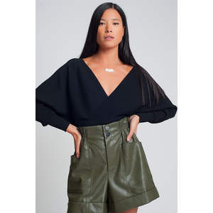 Pull en maille premium pour femme, col en V, noir, respirant et chaud, avec logo frontal, style coréen décontracté, motif imprimé long, taille unique - Product Image 1