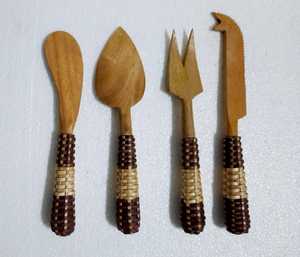 Ensemble élégant de 4 couteaux à fromage avec manche en bois naturel et résine, écologique, passe au lave-vaisselle, design moderne personnalisé - Product Image 4