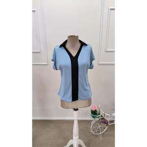 Chemisier décontracté à manches courtes et col en V pour femme Jane's, avec détail de bande sur le devant, coupe régulière, modèle 31815 - Product Image 5
