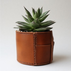 Mini maceta de cuero delicada que ofrece un estilo natural elevado con detalles hechos a mano para momentos de vegetación interior reflexivos - Product Image 6