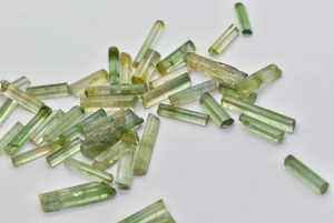 Tranches de Tourmaline naturelle, pendentif de Tourmaline vert clair et fabrication de bijoux, tranche de pierres précieuses en vrac. - Product Image 4