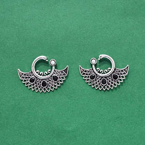 Pendientes de moda clásicos hechos a mano de La India con revestimiento oxidado - Product Image 1
