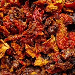 Tomates secos maduros al sol a granel de alta calidad, cuidadosamente empaquetados para obtener un rico aroma natural fresco de tomates secos de primera calidad - Product Image 3
