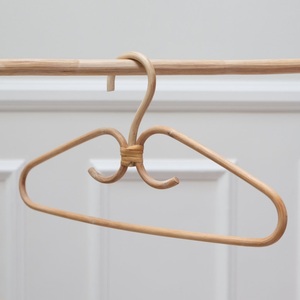 Cintres en rotin élégant cintre en tissu artisanal pour vêtements de costume de bébé avec logo personnalisé - Product Image 1