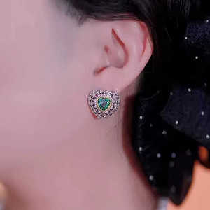 Vente en gros de boucles d'oreilles de luxe avec cœur creux vert cristal CZ pour femme plaqué deux tons bijoux de fête de mariage fournisseur OEM personnalisé - Product Image 4