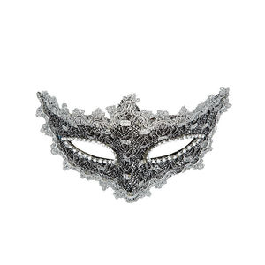 Elegante maschera veneziana in pizzo nero e argento con strass accessorio di carnevale originale e regalo perfetto per le donne - Product Image 1