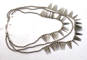 Collier statement multicouche en argent avec pointes punk faites à la main |   Collier de perles métalliques vintage pour femmes - Product Image 5
