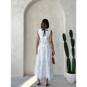 Blusa Casual sin Mangas con Detalle Bordado - Product Image 1