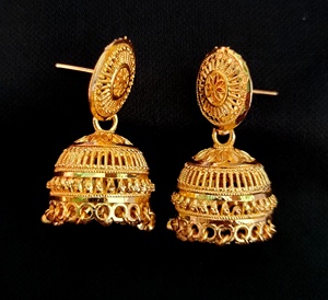 Juego de pendientes a precios de fábrica con aretes elegantes de diseño moderno con forma redonda chapada en oro de 22 quilates a la venta - Product Image 2