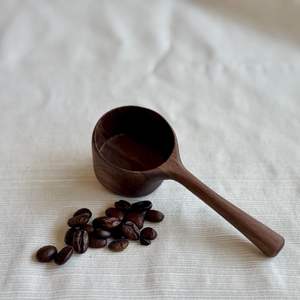 Cuchara de café de madera con mango suave que mejora el agarre, garantizando precisión al servir, ideal para los mañanas ocupadas. - Product Image 1