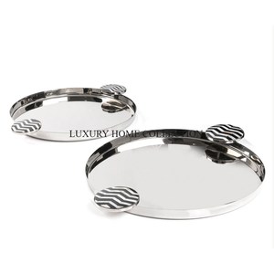 Plateau de service unique en métal vieilli avec charme du vieux monde et détails vintage parfait pour les amateurs d'antiquités et les collectionneurs - Product Image 1