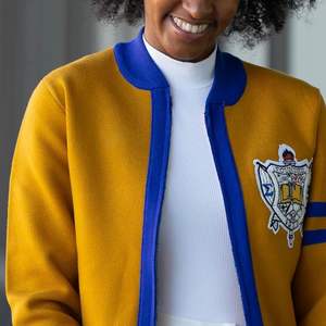 Bomber en tricot jaune pour femme avec accents bleus manches côtelées vêtements d'extérieur légers de style sororité pour un usage quotidien - Product Image 5