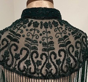 Châle à épaules en dentelle brodée à franges lourdes de couleur vert chasseur - Product Image 4