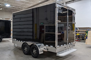 Remolque de Carga Cerrado de Aluminio 7x14, 2025, 7000 GVWR, Eje Tándem, Remolque Utilitario con Puerta de Rampa en V, en Venta - Product Image 2