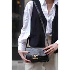 Bolso de Hombro para Mujer Voler Cindy Negro con Estampado de Cocodrilo, Correa Larga Ajustable y Cierre de Solapa - Moderno y Elegante - Product Image 1