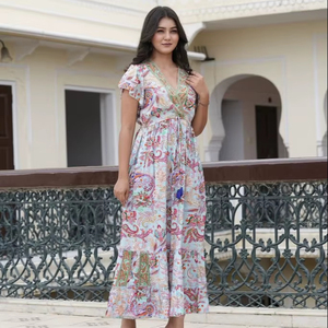 Robe à étages en polyester imprimé numérique bleu pour femmes avec col en V et manches à volants, conçue dans un tissu léger et fluide - Product Image 1