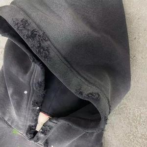 Mezcla perfecta de comodidad y moda urbana "" All-Season Ligero y cómodo para cada zona Sudadera con capucha - Product Image 3