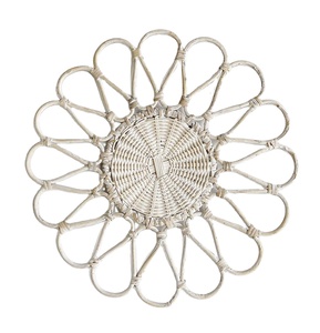 Sous-plats en rotin tissé faits à la main en forme de fleur blanchis à la chaux Décoration artistique durable - Product Image 1