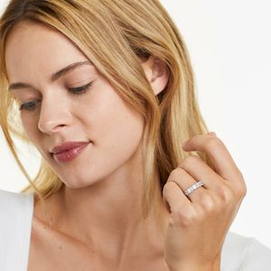 Anillo de Diamante Cultivado en Laboratorio con Corte Esmeralda de Siete Piedras - Product Image 2