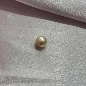 Une perle dorée spéciale, de 10 mm, ornée de scintillations dorées, dégage une élégance enchanteuse et une beauté époustouflante. - Product Image 3