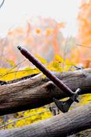 Manche en palissandre de hache Tomahawk en acier damassé sur mesure avec gaine en cuir.