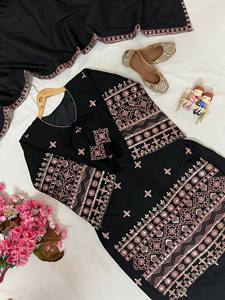 El set Kurta-Plazzo recién lanzado mejora la belleza de tu armario con este elegante Salwar Kameez - Product Image 4