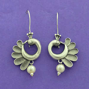 Boucles d'oreilles classiques de créateur Bel accessoire de mode en placage oxydé - Product Image 1