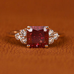 Bague de fiançailles tendance en or jaune plaqué or 18 carats certifiée IGI, sertie de diamants de laboratoire taille radiant de 2,0-2,5 carats, personnalisable - Product Image 1