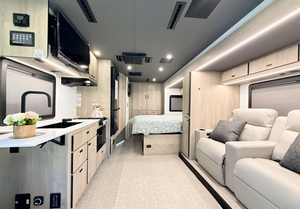 Camping-car 4x4 tout-terrain en excellent état pour expéditions |   Camping-car de luxe autonome en aluminium et acier pour le camping en extérieur 4-6 personnes - Product Image 2