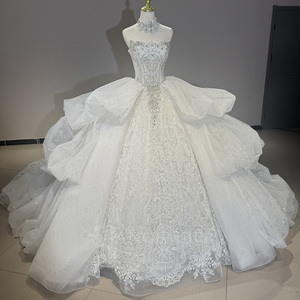 Robe de mariée de luxe moderne DW0186, coupe princesse, col bateau, avec appliques, dos lacé, longue traîne chapelle et cristaux - Product Image 1