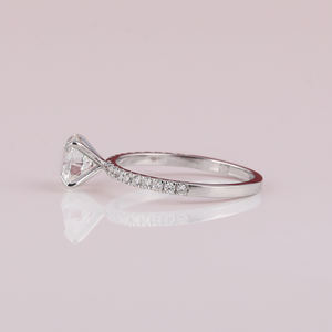 Anillo de compromiso de estilo clásico de lujo chapado en oro blanco sólido de 18 quilates corte de diamante cultivado en laboratorio pavé ajuste IGI certificado perfecto para mujer - Product Image 2