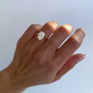 Bague de fiançailles ovale 2,60 carats en diamant de laboratoire, halo caché, style cathédrale, couleur EF, clarté VS, or 10k/14k/18k/platine, IGI - Product Image 3