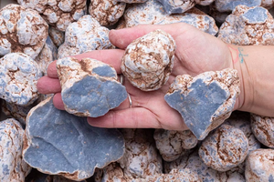 Pierre d'angélite brute de qualité assurée avec pierre brute de taille libre de qualité naturelle pour des utilisations polyvalentes pierre d'angélite - Product Image 3