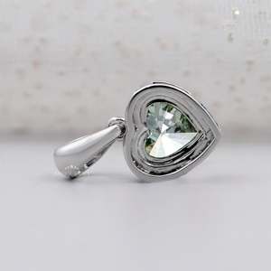 Élégant pendentif halo en or blanc avec diamant de fiançailles vert fantaisie certifié IGI, taille cœur, pour femme, sans chaîne - Product Image 5