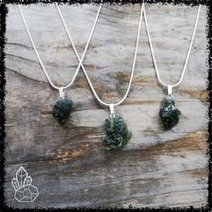 Hecho a mano Vintage checo moldavita Tektite colgante plata chapado en oro cristal crudo para Wiccan joyería LARP ocasión de compromiso - Product Image 2