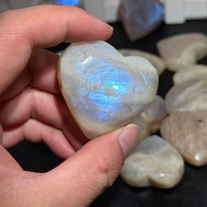 Pedra Preciosa Natural de Pedra da Lua Azul em Forma de Coração Polida para Confecção de Joias, Cristal de Cura, Presente de Amor Atacado - Product Image 3