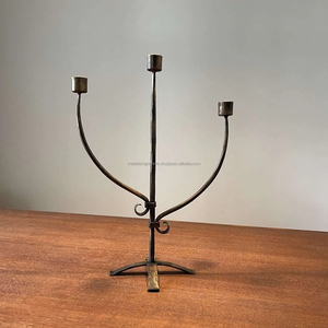 Bougeoir de luxe vintage en fer forgé avec trois bougies pour décorations de Noël et jardin - Product Image 1