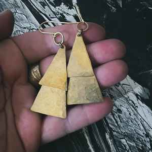 Pendientes triangulares dobles de latón martillado, colgante de gota en capas con textura de bronce, joyería ligera moderna - Product Image 1