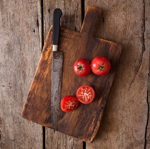 Planche à découper en bois antique fabriquée à la main avec des détails complexes, idéale à des fins fonctionnelles et décoratives - Product Image 3