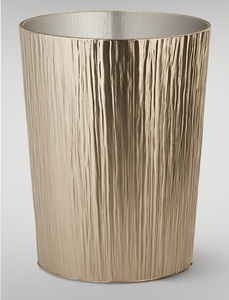 Cubo de basura de latón Premium con acabado negro pulido diseñado para hogares elegantes y función de utilidad decorativa. - Product Image 2