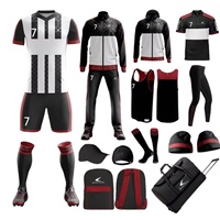 Ensemble complet de kit de football pour les équipes Maillot, short, chaussettes, sac, casquette et accessoires personnalisés OEM Sportswear Factory