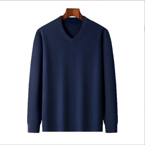 Pull en cachemire léger à col en V pour homme, coupe ajustée, élégant et décontracté, à manches longues, avec logo sur le devant, pour l'hiver - Product Image 3