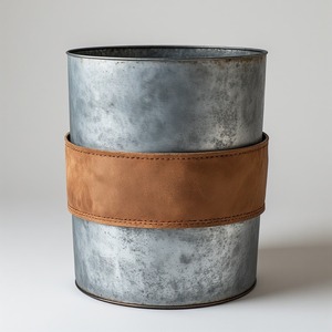 Jardinière décorative en cuir galvanisé avec finition patinée antique Détaillant artisanal Conçu pour les affichages floraux intérieurs élégants - Product Image 4