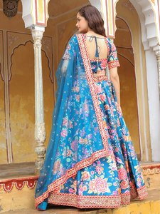 Lehenga Choli de Seda con Estampado Floral Azul, Blusa Bordada con Estampado Digital Vibrante, Dupatta de Red Elegante para Ocasiones Festivas, Estilo Bollywood - Product Image 4