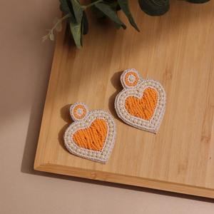 Boucles d'oreilles brodées colorées faites à la main pour femmes et filles, style personnalisable avec perles pour les fêtes - Product Image 1