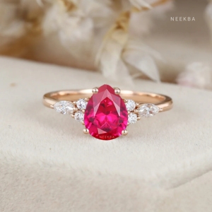 Anillo de rubí cultivado en laboratorio con corte de pera estilo Art Deco hecho a mano, anillo de racimo de moissanita y piedras preciosas de Plata de Ley 925, anillo en forma de gota de lluvia - Product Image 1